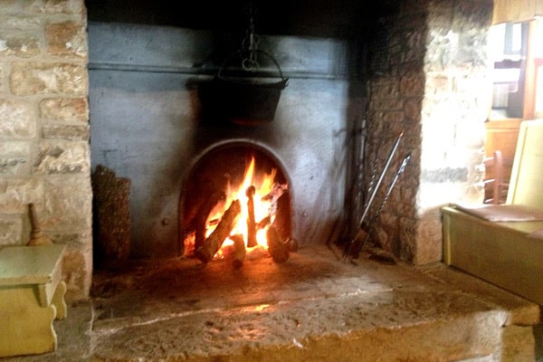 Restaurant Puli Pineta: Fireplace