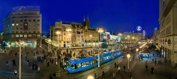 Eine blaue Straßenbahn in Zagreb, Kroatien