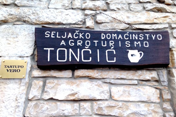 Tavern Toncic Zrenj: Outside sign