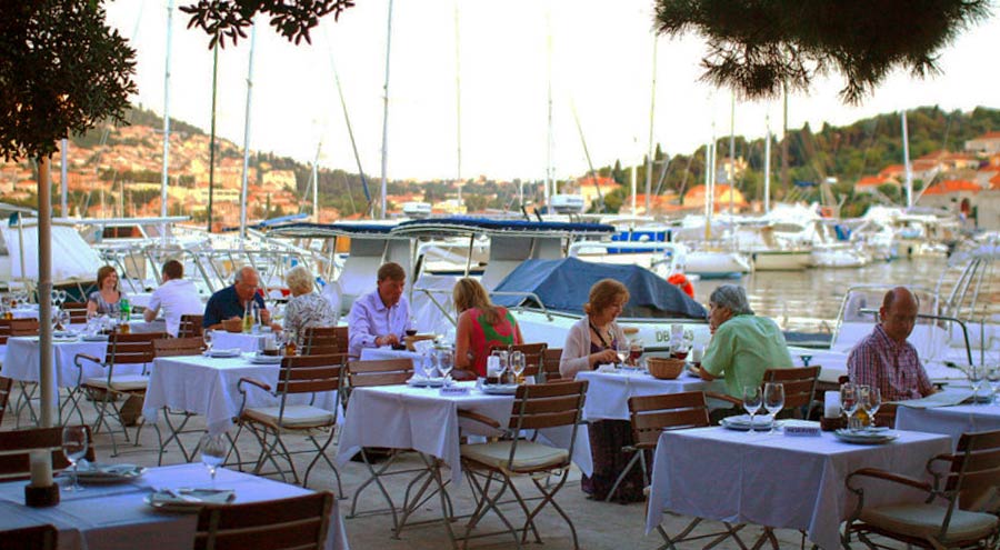 Terrace at the Orsan Yacht Club 