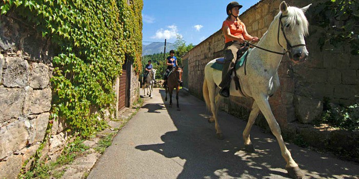 Menschen reiten im Konavle Valley