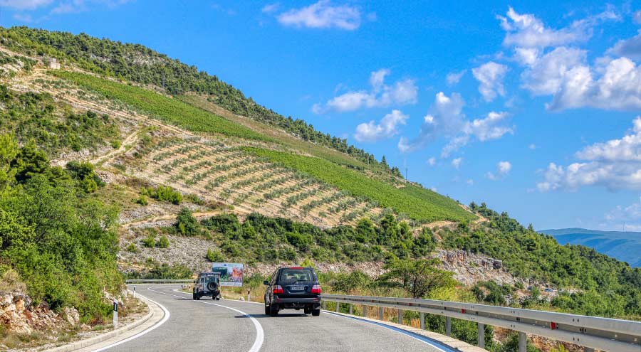 Ein Foto der Küstenstraße D8 auf dem Weg von Split nach Dubrovnik